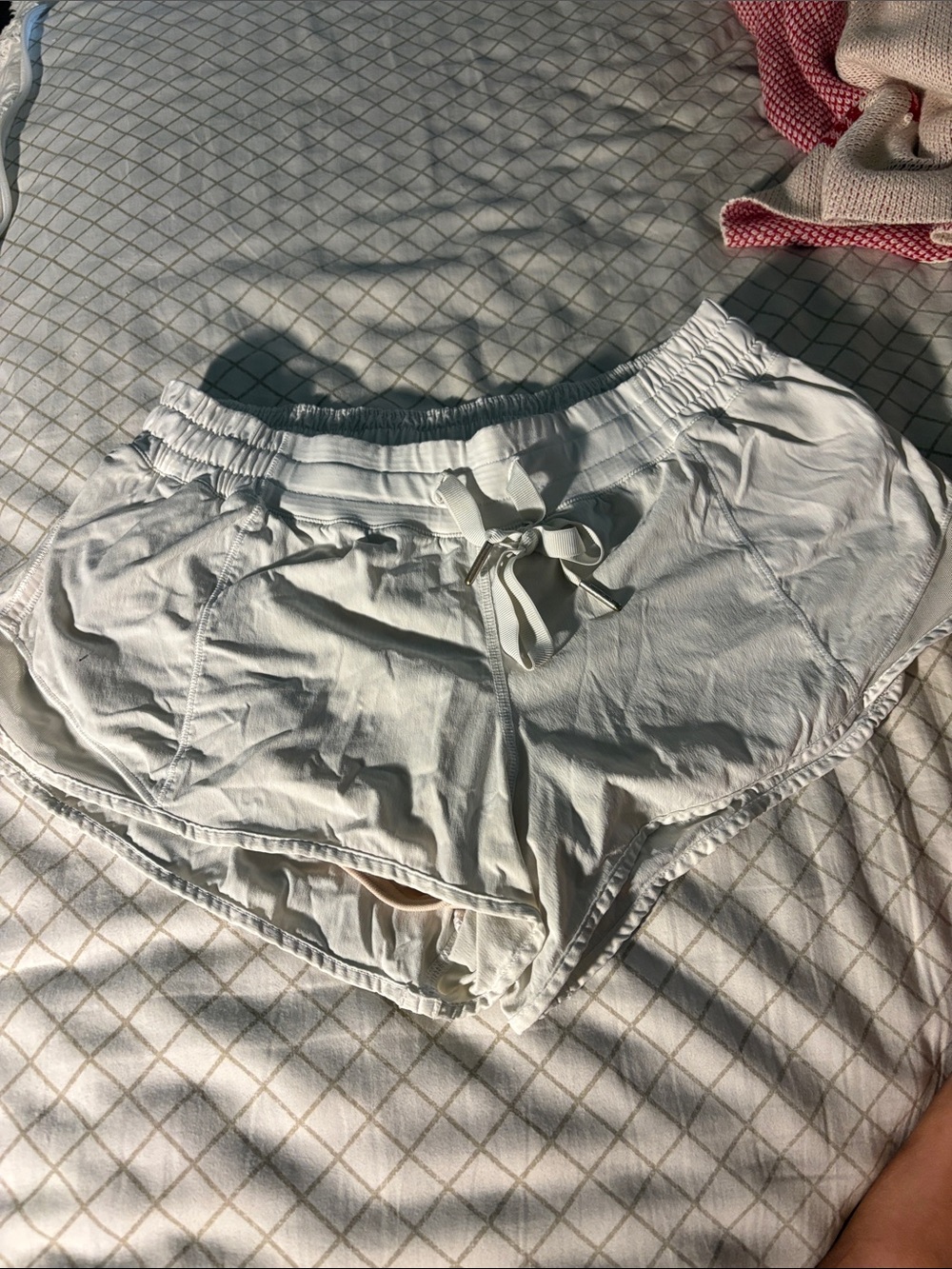 White lululemon hotty hot shorts
size 8 low rise 2.5 inch